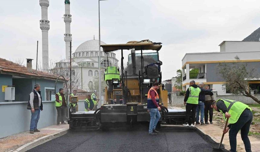 Turgut Özal Mahallesi’nin yollarını yeniliyor