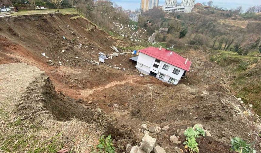 Yapısal bütünlüğü bozulmadan 50 metre sürüklenen evin bulunduğu bölge afet bölgesi kapsamına alındı