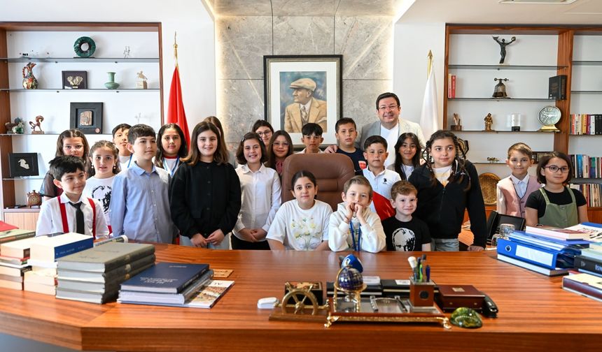 Çanakkale'de protokol üyeler koltuklarını çocuklara devretti