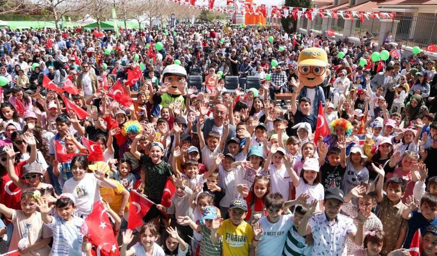 80 Binde Devr-i Alem Parkı’nda 23 Nisan coşkusu