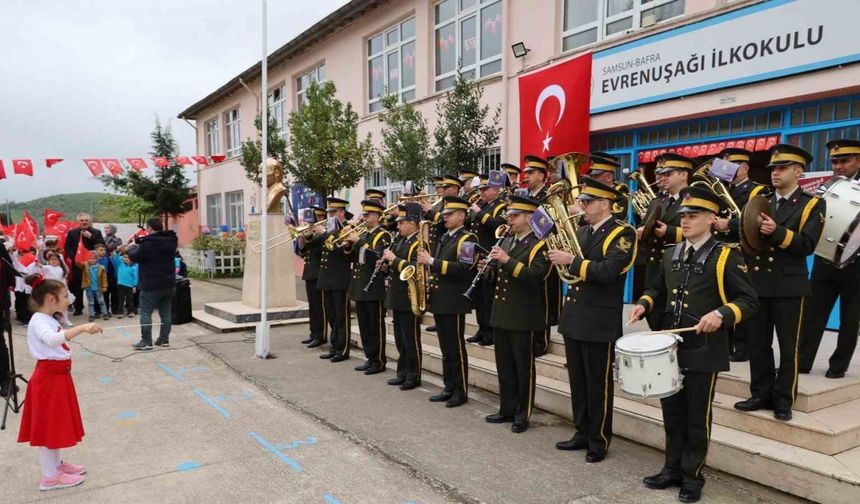 Askeri bandodan öğrencilere özel konser