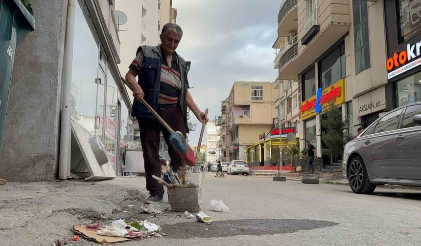 Batman’da vatandaş belediyenin temizlemediği sokağı kendi süpürdü