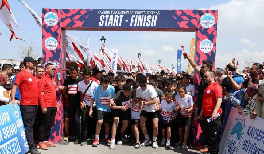 Büyükşehir Spor A.Ş.’nin çocuk koşusuna yüzlerce minik sporcu katıldı
