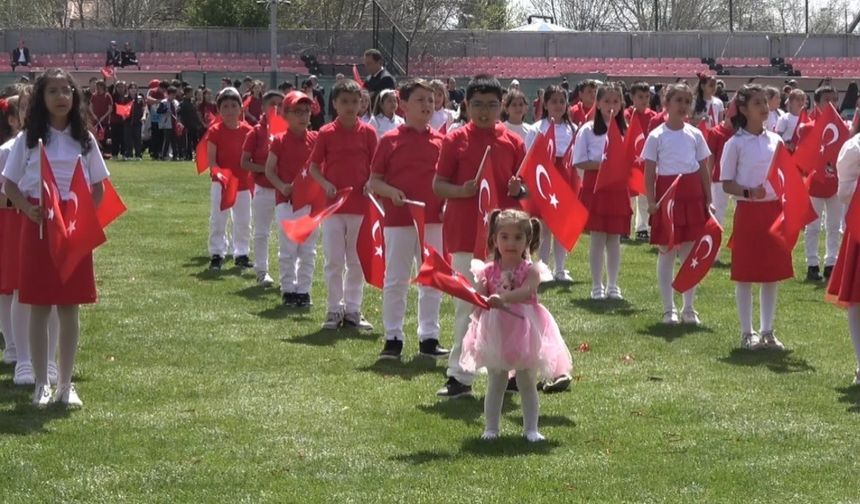 Çocuklar gösterilerde dayanamayıp sahneye çıktı