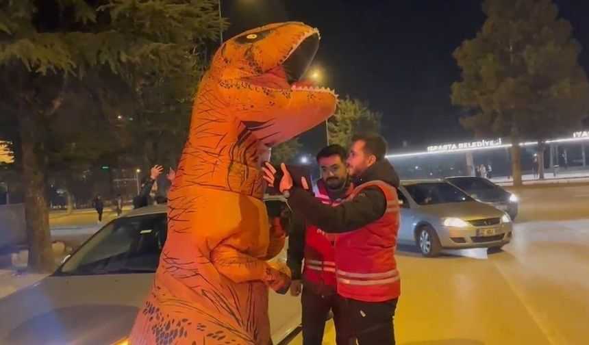 Dinozor kostümüyle Isparta’nın kalbini fetheden genç trafik kazasında ağır yaralandı
