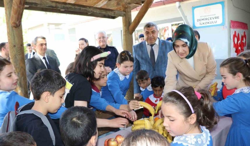 "Gelenekten Geleceğe Sağlıklı Nesiller" projesiyle öğrencilere meyve desteği