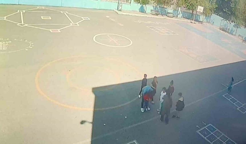 İlkokul öğrencisinin "heimlich" manevrasıyla kurtarıldığı anlar güvenlik kamerasında