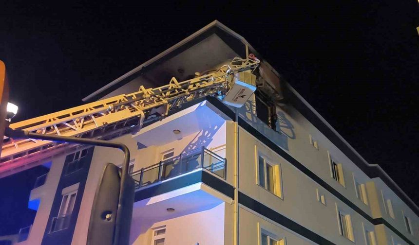 Kırşehir’de 4 katlı binada yangın paniği... 3 kişi dumandan etkilendi