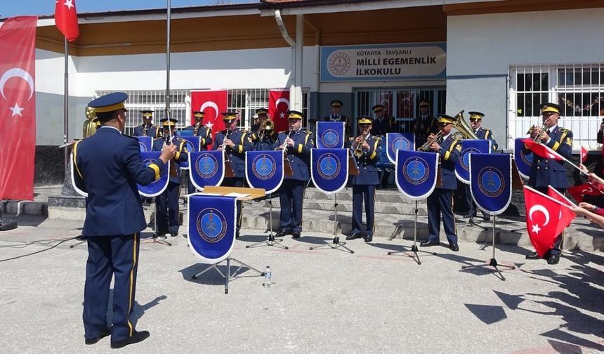 Kütahya Hava Eğitim Komutanlığı Bandosu’ndan Tavşanlı’da 23 Nisan coşkusu