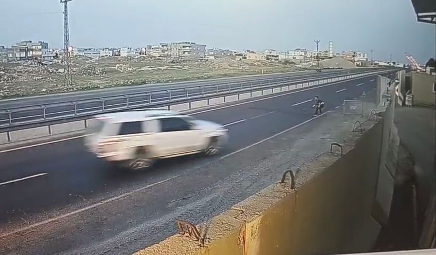Mardin’de ‘dur’ ihtarına uymayan sürücünün polise çarpıp kaçtığı anlar kamerada