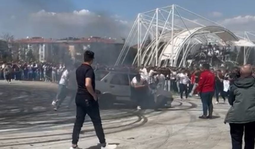 Modifiye festivalinde drift atan Tofaş alev aldı, sürücünün müdahalesiyle söndürüldü