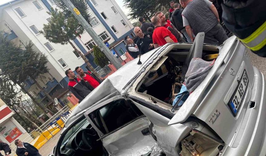 Otomobil, durakta yolcu alan otobüse arkadan çarptı: 1 ölü, 3 yaralı