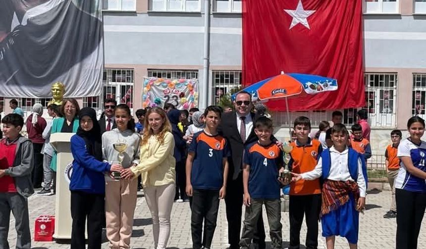 Spor yarışmalarında dereceye giren okullara kupaları verildi