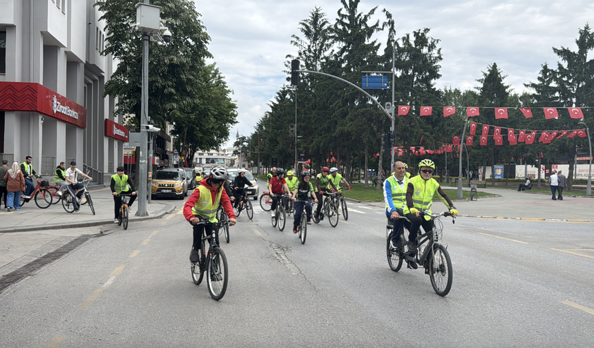 Sakarya'da bisikletliler sağlıklı yaşama dikkati çekmek için pedal çevirdi