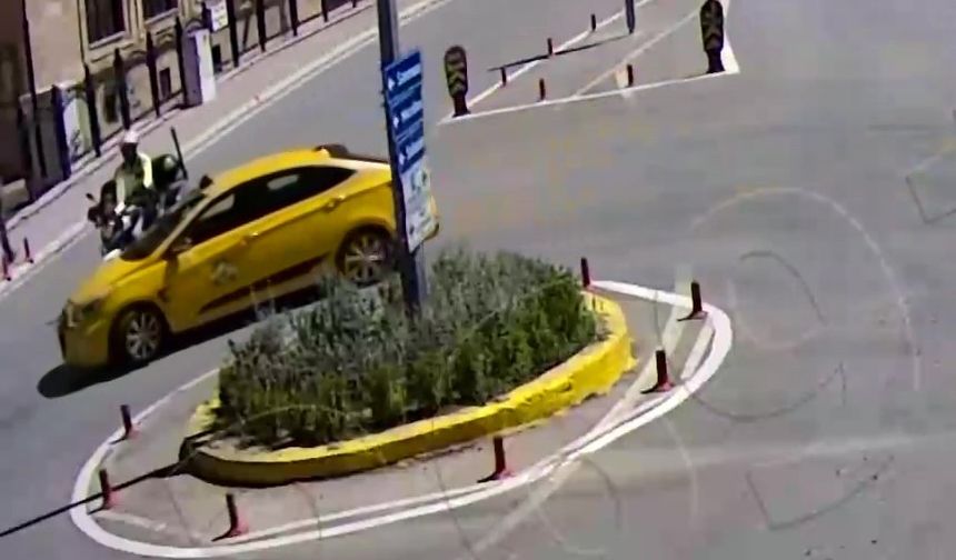 Amasya’da motosikletli polis ile ticari taksi çarpıştı: Kaza anı kamerada