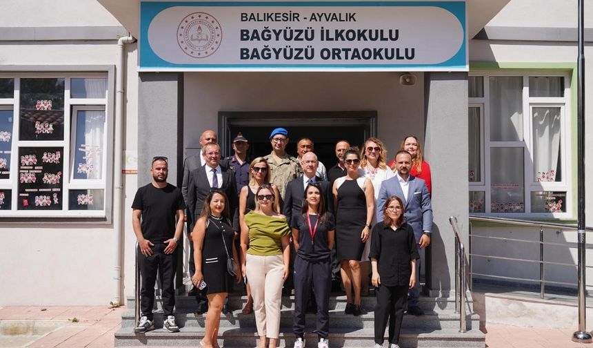 Ayvalık’ta öğrencilerin karne heyecanı