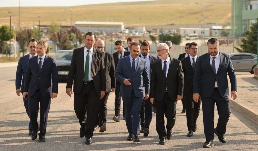 Bakan Kacır’dan Roketsan’a ziyaret