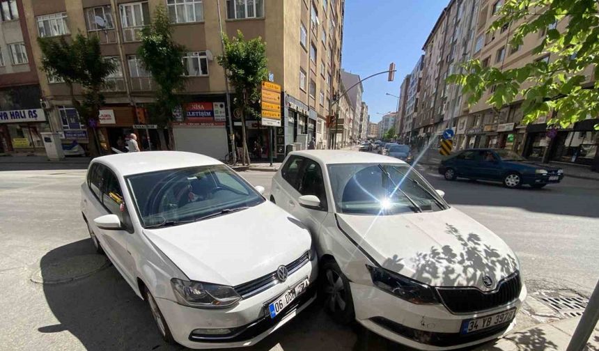 Caddede çarpışan 2 otomobilde maddi hasar oluştu