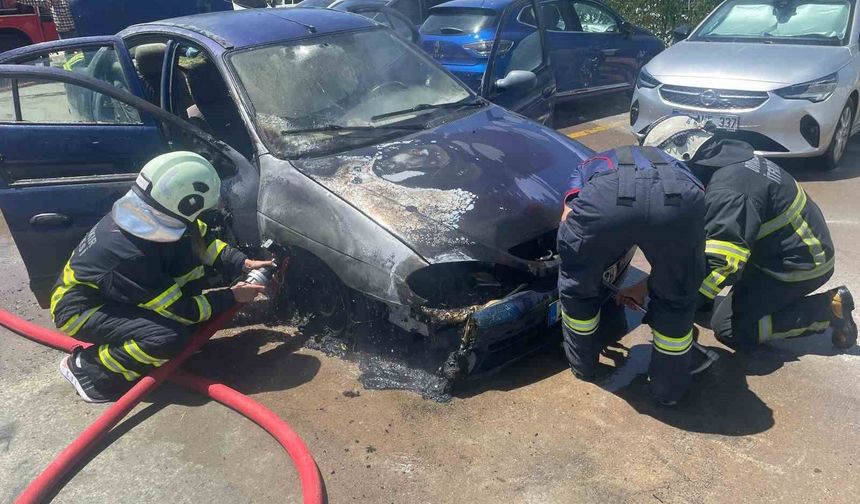 Diyarbakır’da hastane otoparkında otomobil yangını