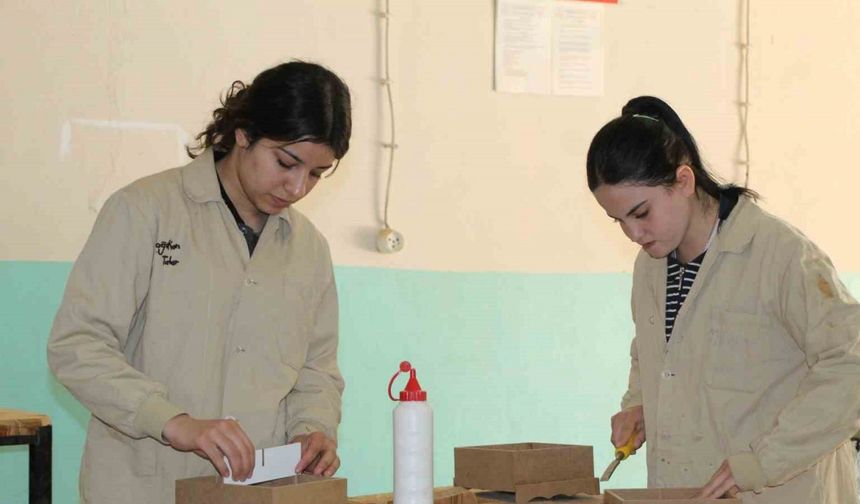 Geleceklerini şekillendiren genç kızlar erkeklerin mesleğine göz dikti