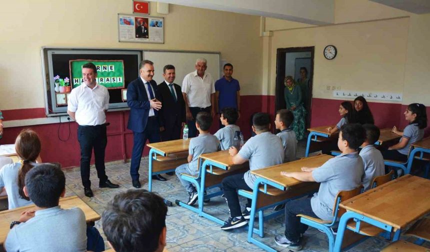 Kaymakam Odabaş öğrencilerin karne sevincine ortak oldu