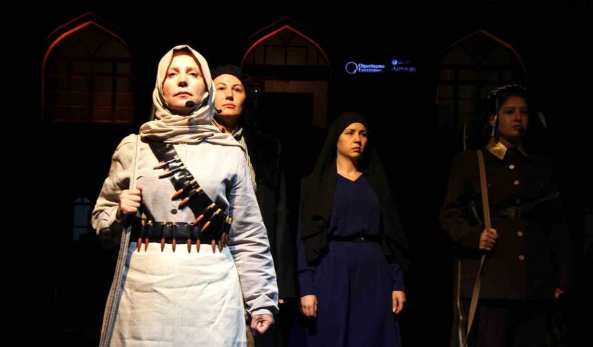 Milli mücadele kahramanı kadınların kıyafetlerini yeniden tasarlayıp defilede mankenlik yaptılar