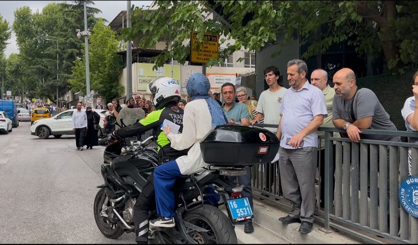 Okulları karıştırınca motosikletli polis okula böyle yetiştirdi