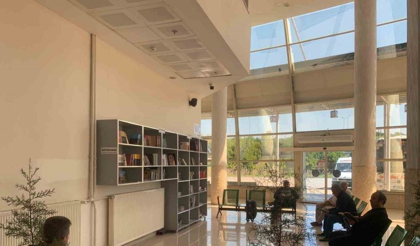 Ordu’da otobüs bekleyenler, kitap okuyarak vakit geçiriyor