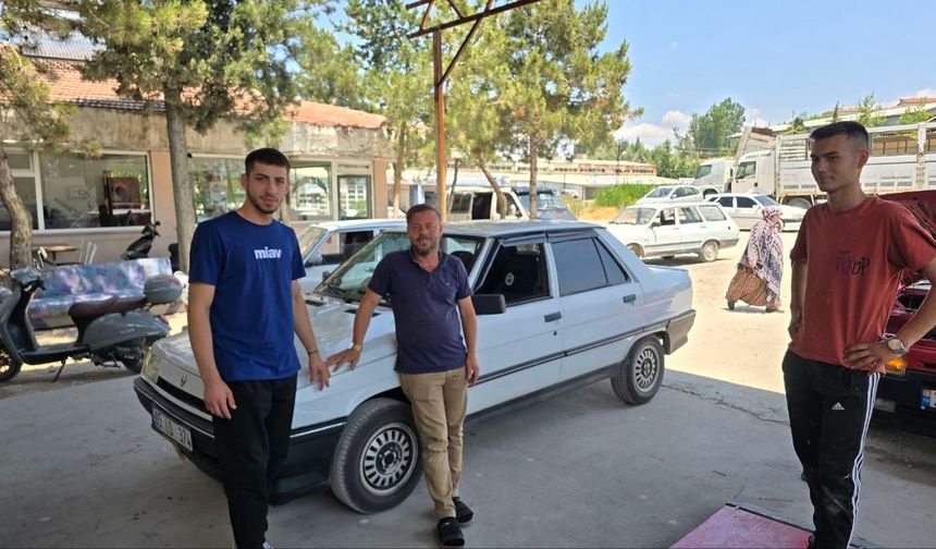 Otomobilin torpidosuna sıkışan yavru kedi, ustaların seferberliğiyle kurtarıldı