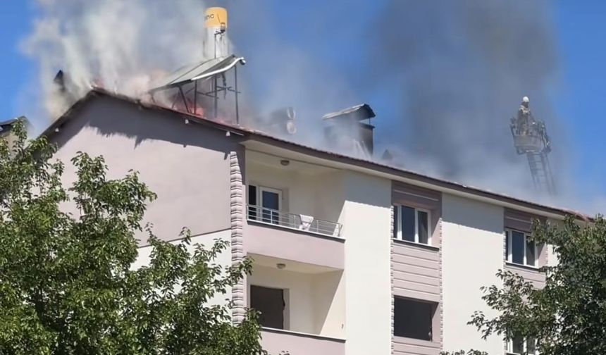 Tunceli’de bina çatısında çıkan yangın söndürüldü