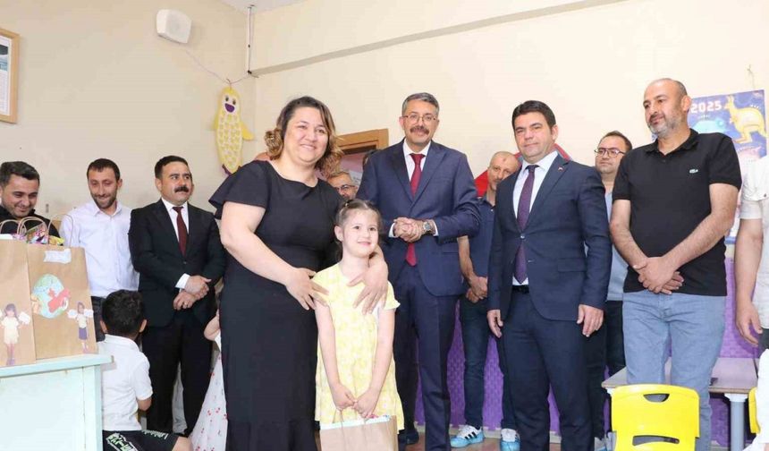 Vali Çelik, karne heyecanına ortak oldu