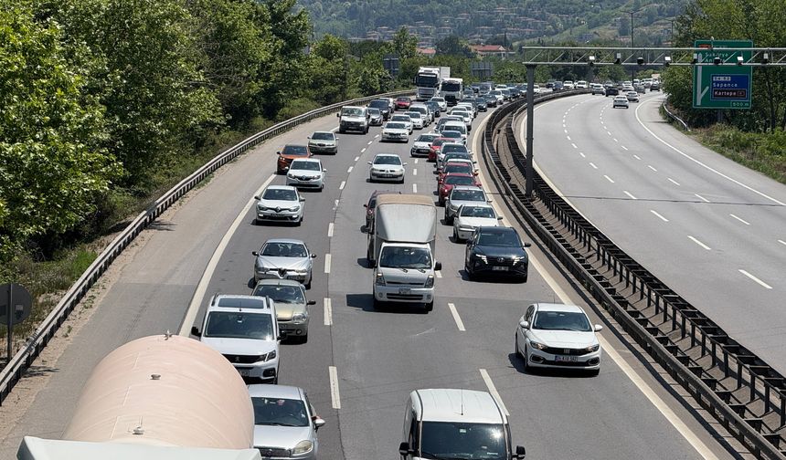 Bayramın dönüş çilesi: Otoyoldaki yoğunluk havadan görüntülendi