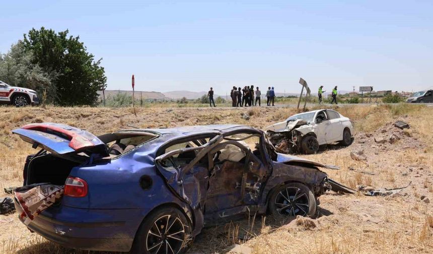 Çarpışan otomobiller tarlaya uçtu: 1 ölü, 1 ağır yaralı