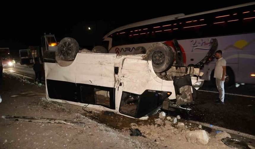 Otomobil ile minibüs kafa kafaya çarpıştı: 2’si ağır 5 yaralı
