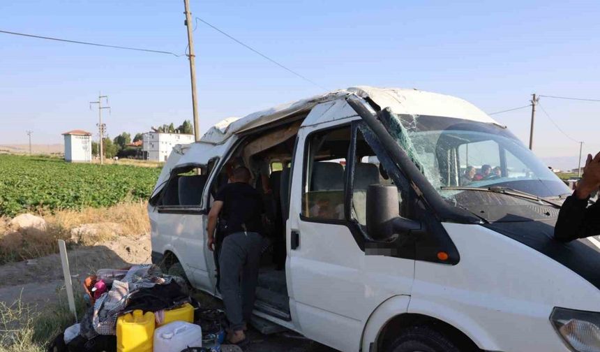 Tarım işçilerini taşıyan minibüs takla attı: 9 yaralı