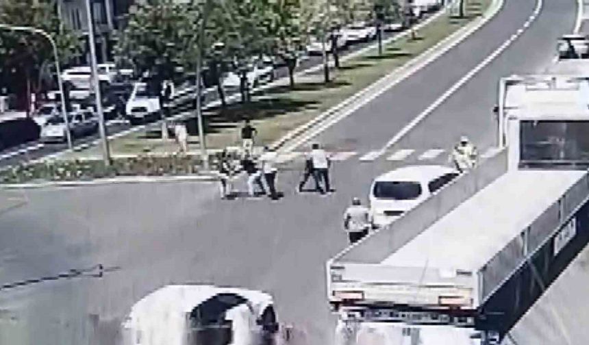 Trafikte ‘niye yavaş gidiyorsun’ kavgası