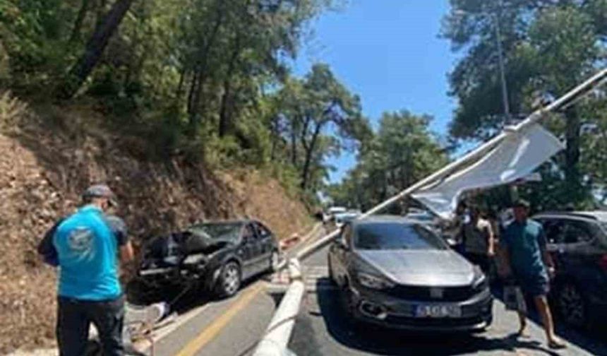 Akyaka’da freni patlayan araç aydınlatma direğine çarptı