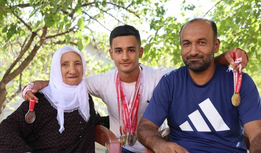 Depremzede genç, bilek güreşinde Türkiye şampiyonu oldu