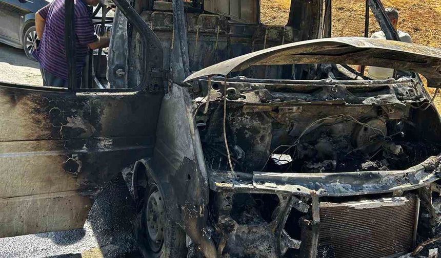 Elazığ’da minibüs küle döndü