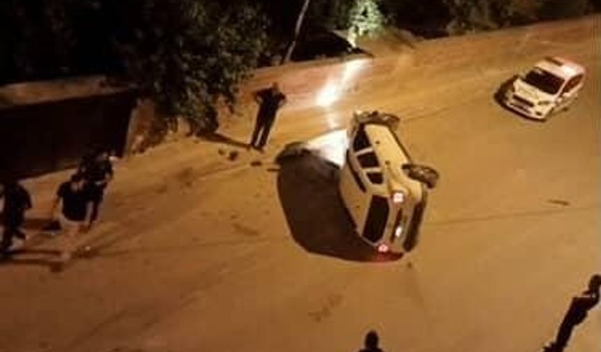 Elazığ’da park halinde araçlara çarpan otomobil devrildi: 1 yaralı