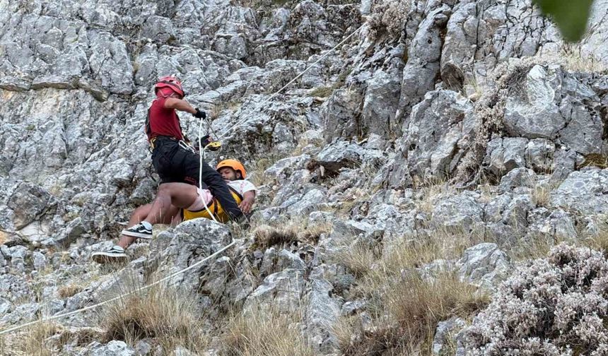 Fethiye’de kayalık alana sert inen paraşütçü ve yolcusu kurtarıldı