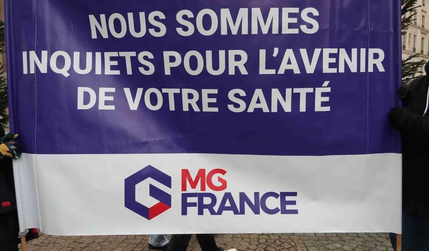 Fransa'da doktorlar 10 günlük grev kapsamında Paris'in sokaklarını doldurdu