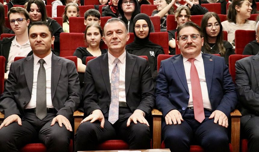 Türkiye Uzay Ajansı Başkanı Kıraç, Sakarya'da öğrencilerle buluştu: