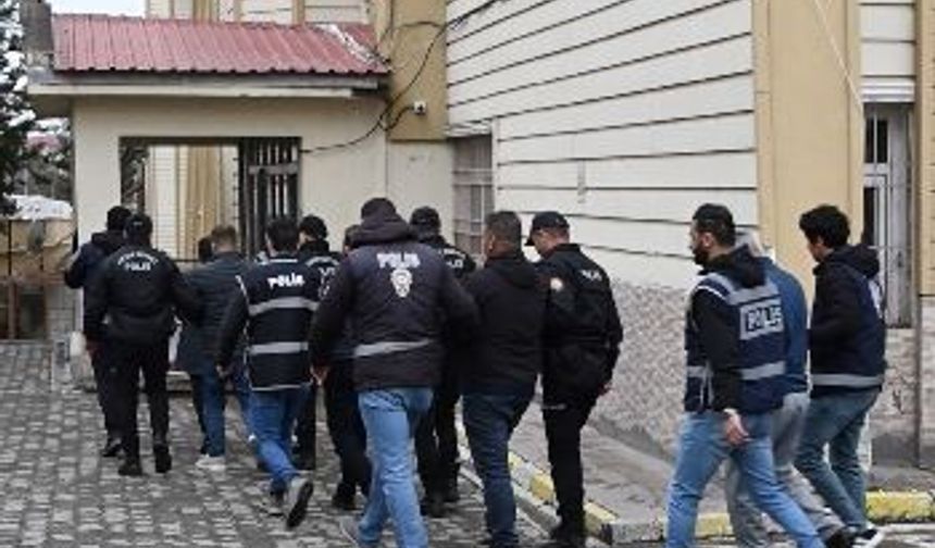 Ardahan merkezli 5 ilde 'rüşvet ve görevi kötüye kullanma' operasyonu: 7 kişi tutuklandı
