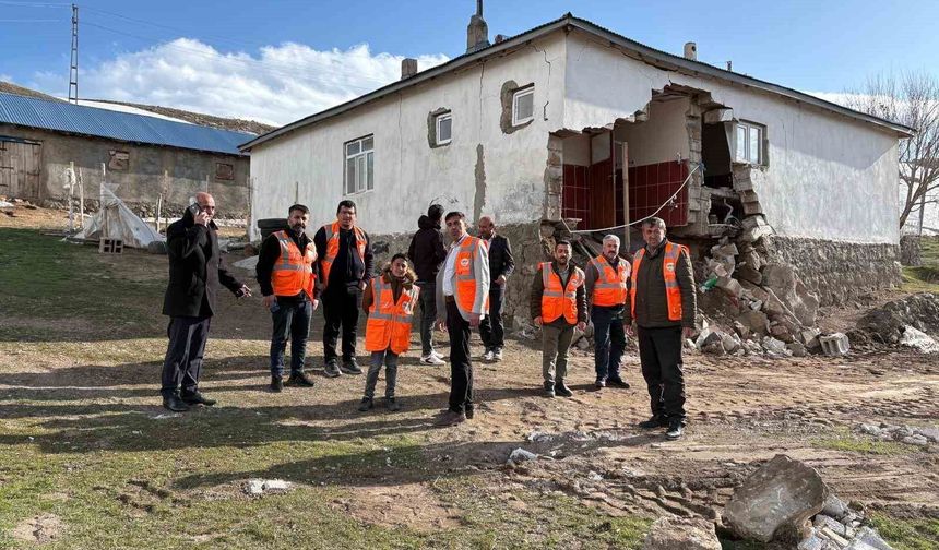 Patnos'ta deprem sonrası inceleme