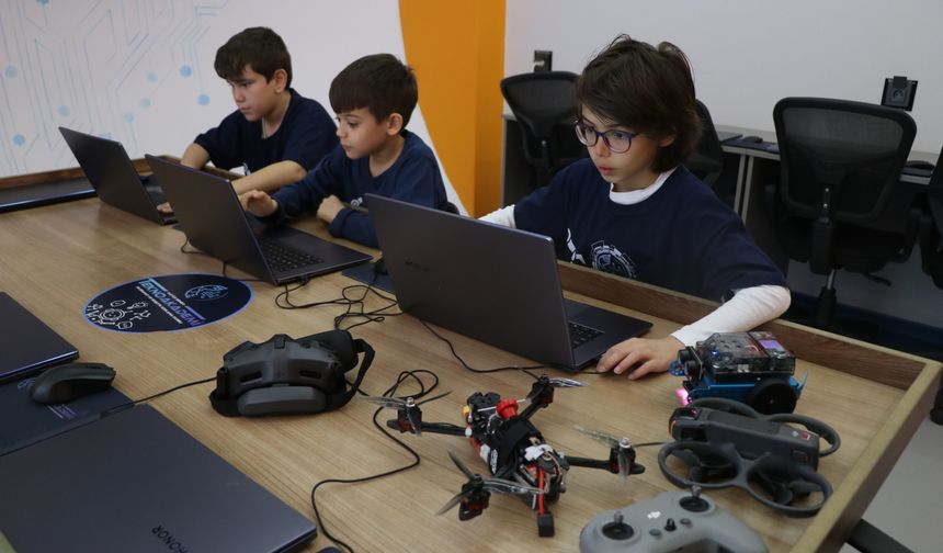 Yalovalı ilkokul öğrencileri tasarladıkları dron ve robotla madalyalar kazandı