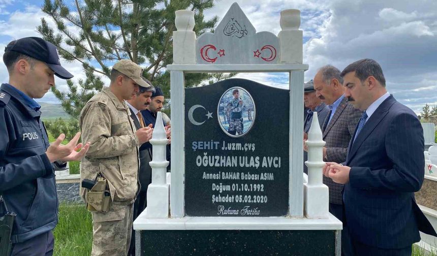 Arpaçay'da bayramda duygulandıran şehitlik ziyareti