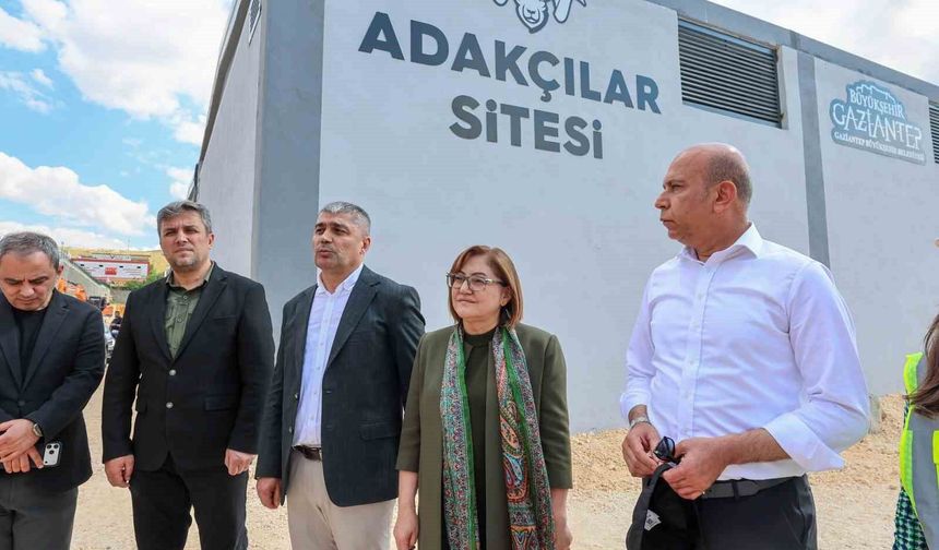 Başkan Şahin, Gazi Konut tarafından yapılan yeni Adakçılar Sitesi'ni inceledi