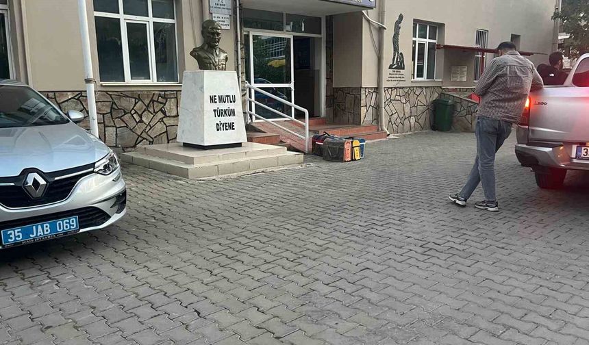 Bayındır'da yasa dışı horoz dövüşü operasyonu: 3 gözaltı
