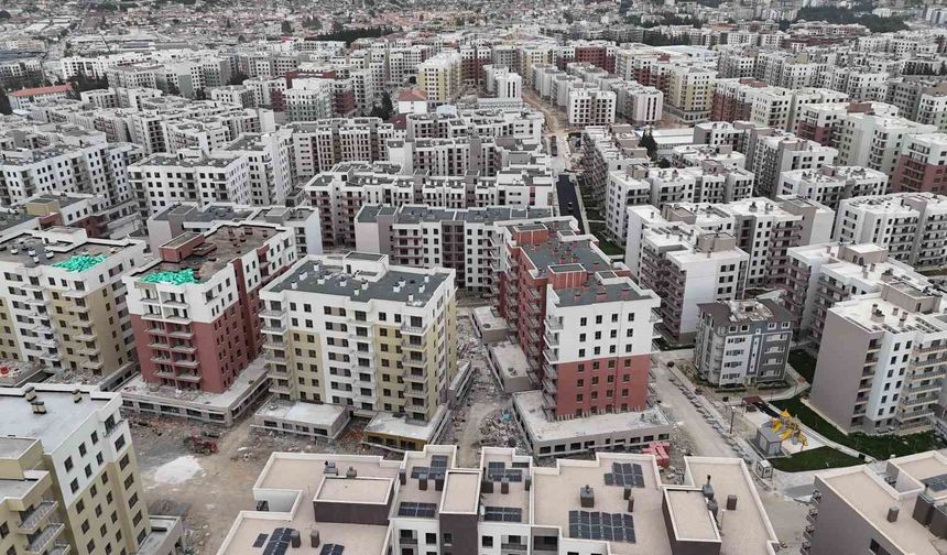 Depremde yüzlerce kişiye mezar olan ve yeniden inşa edilen mahallede şükür namazı kılındı